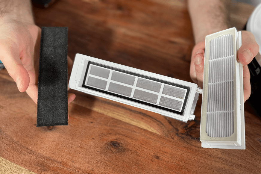 Die Filter des Yeedi Vac Hybrid wird in den Händen gehalten